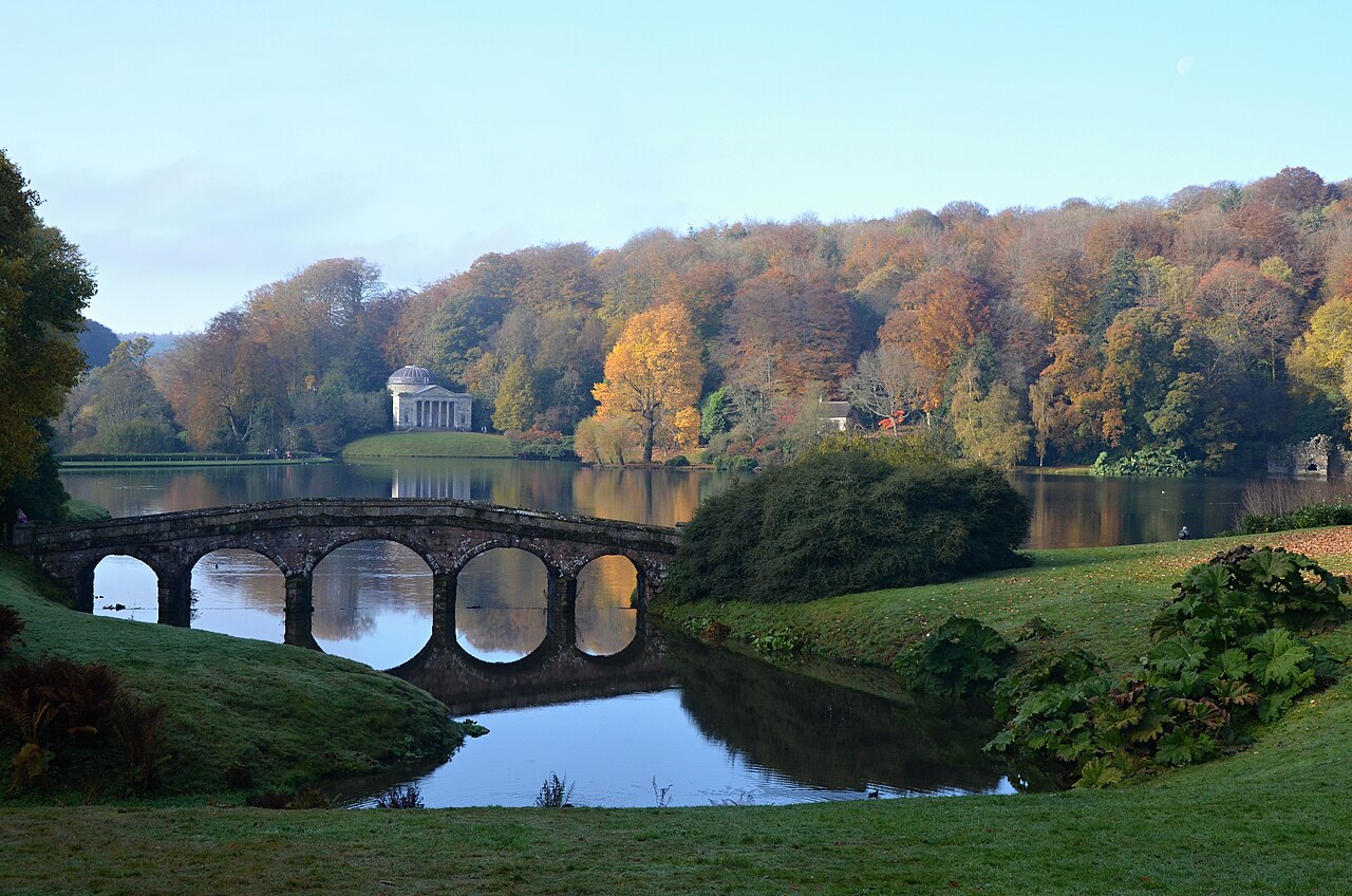 Europäische Brücke in weiter Landschaft